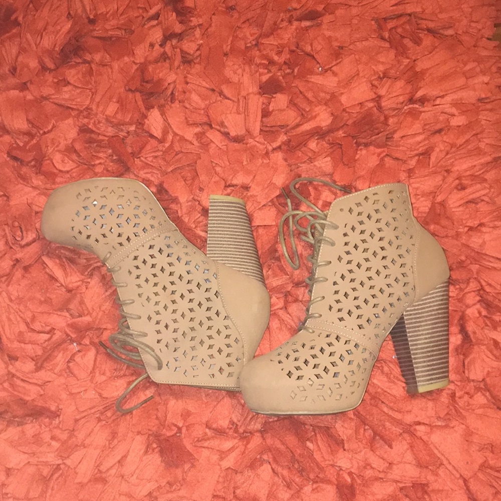 Brown heel bootes